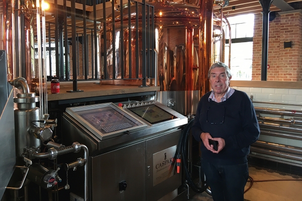beeld3brouwmeesterpatrickdewaelebedieningskastvandebrouwerij.jpg