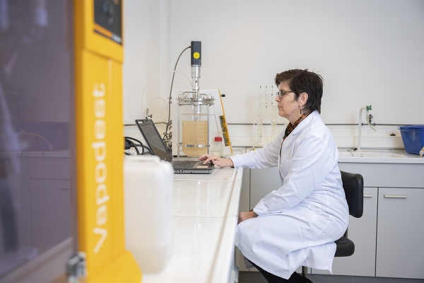 avecominedehandschutter01.jpg