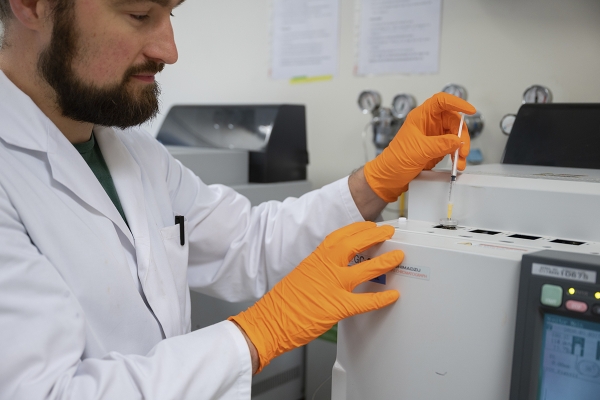 aq93avecom3inedehandschutter.jpg