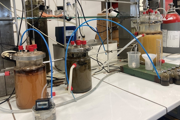 foto2batchserumvialsensemicontinuefermentatiereactorenfermentatievankippenmestvoordeproductievanvluchtigevetzuren.jpg